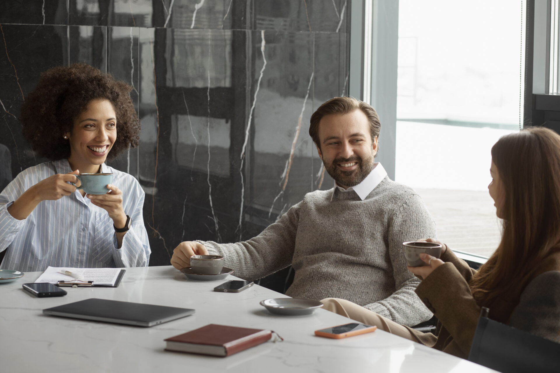 Unternehmer sitzen zusammen und unterhalten sich freundlich zum Netzwerken