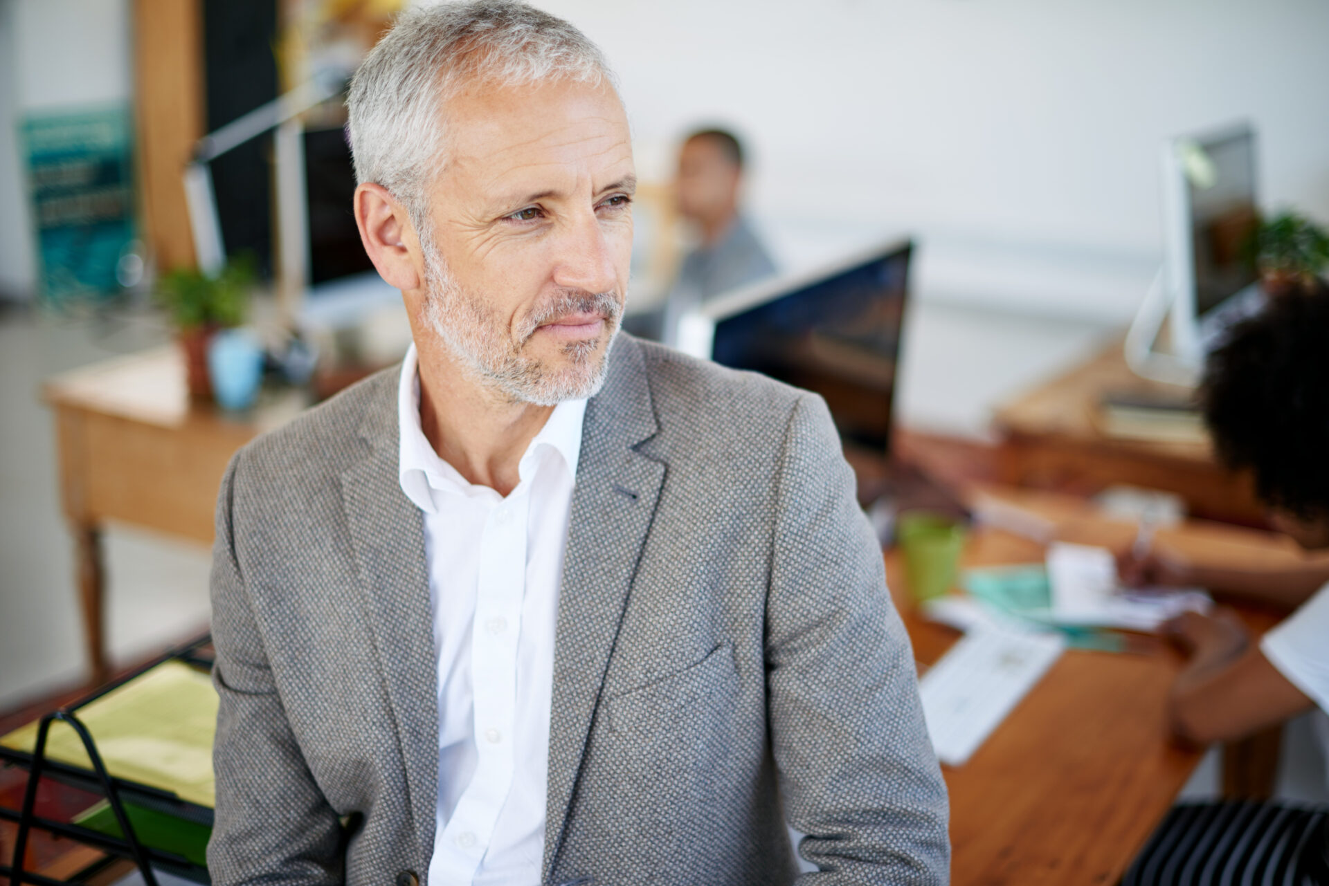 Älterer Mann / Unternehmen in Büro